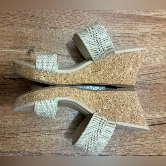 NWOT Vivaia Tan Slip-On Sandals with Wedge Heel Adjustable Strap (Sammy) - Picture 3 of 9